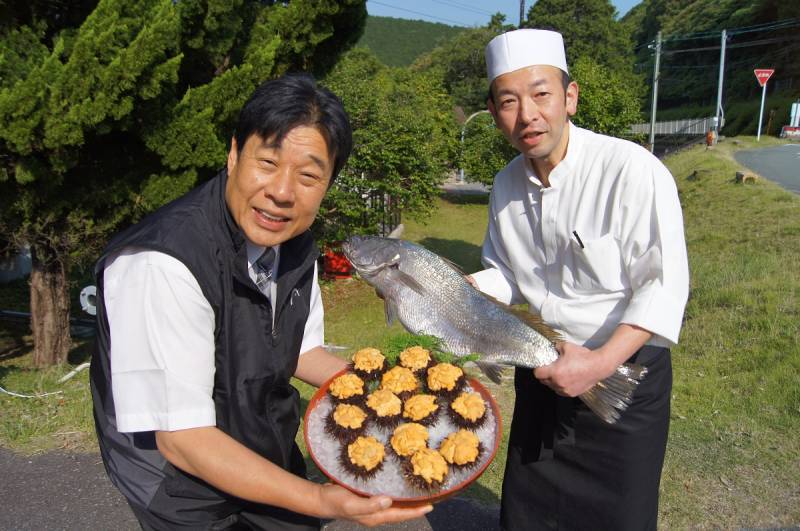 中西総料理長と【赤海胆】、長井さんと【大鮸】