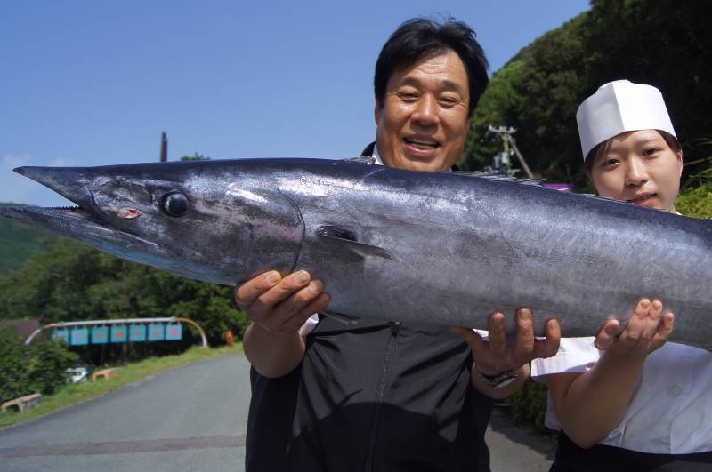 ご満悦の中西総料理長と調理スタッフ森中舞さんと沖サワラ