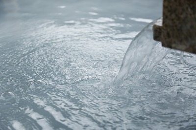 露天風呂が心地よい季節です。今日はホテル季の座【お風呂の日】で温泉の日帰りご入浴大人の方半額＠三重県紀北町