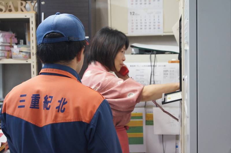 館内放送と消防へ確認