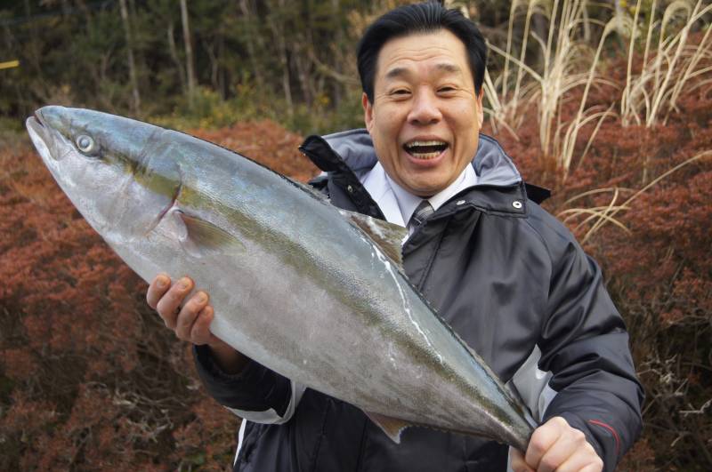 朝市で競り落とした寒ブリと中西総料理長