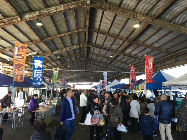 幟が彩る尾鷲漁港内