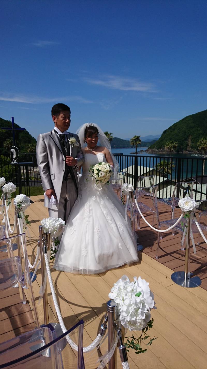 晴天の中、結婚式が行われました。