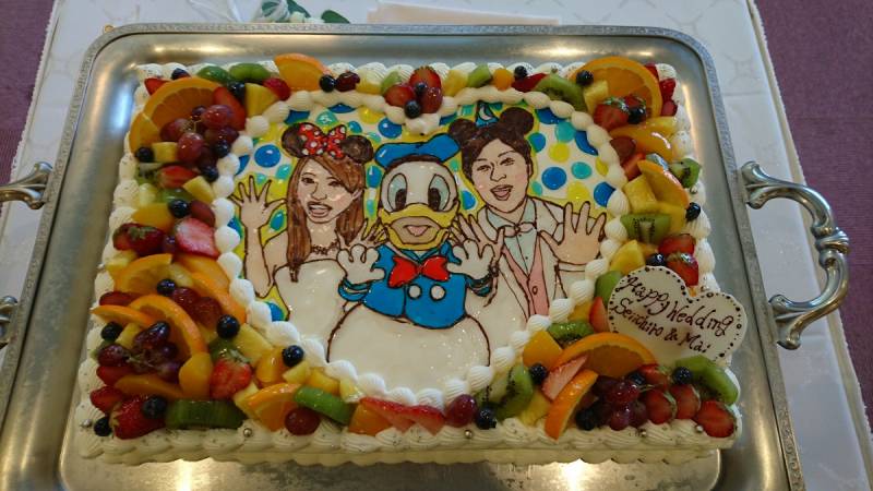 フルーツもたっぷりドナルドウェディングケーキ。そして当日はなんとドナルドの誕生日。