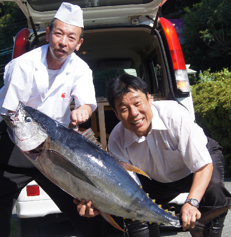 魚市場から意気揚々と帰ってきた総料理長と長井さん