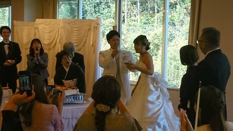 まずは、新婦様へ。まあまあ大きかったんですが、かわいいお口で召し上がりました！