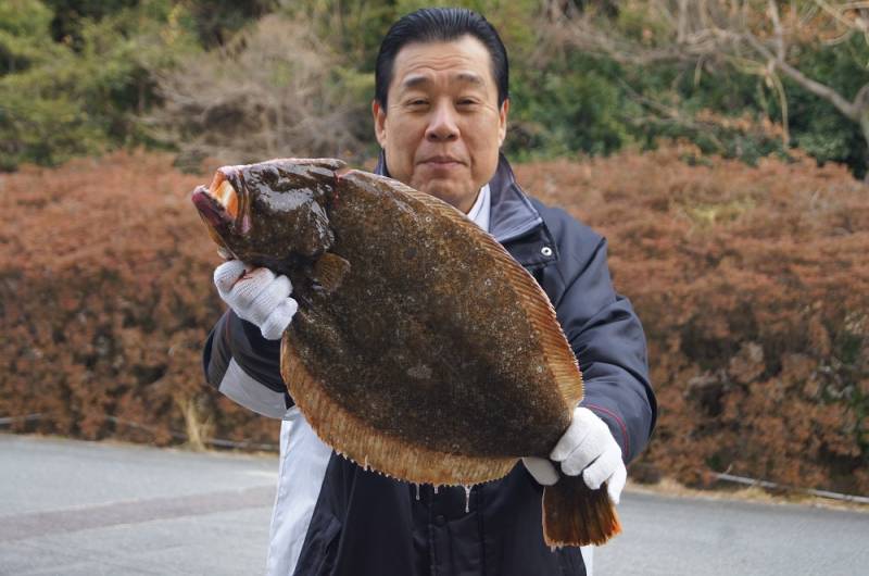 大きな寒ヒラメと中西総料理長